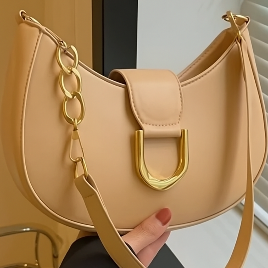 Trendy shoulder bag with luxury gold clasp