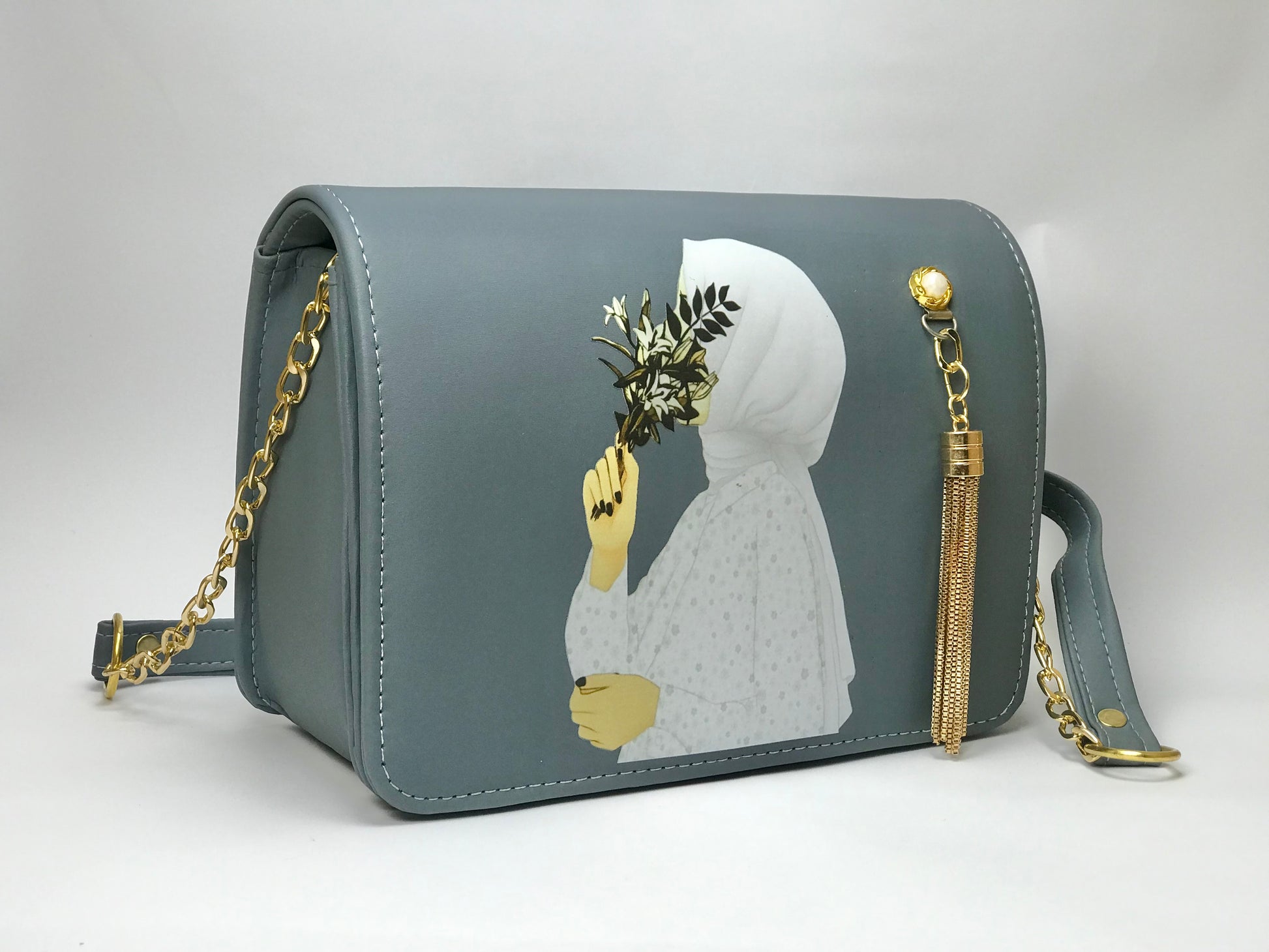Grey bloom-inspired bag for hijab fashion